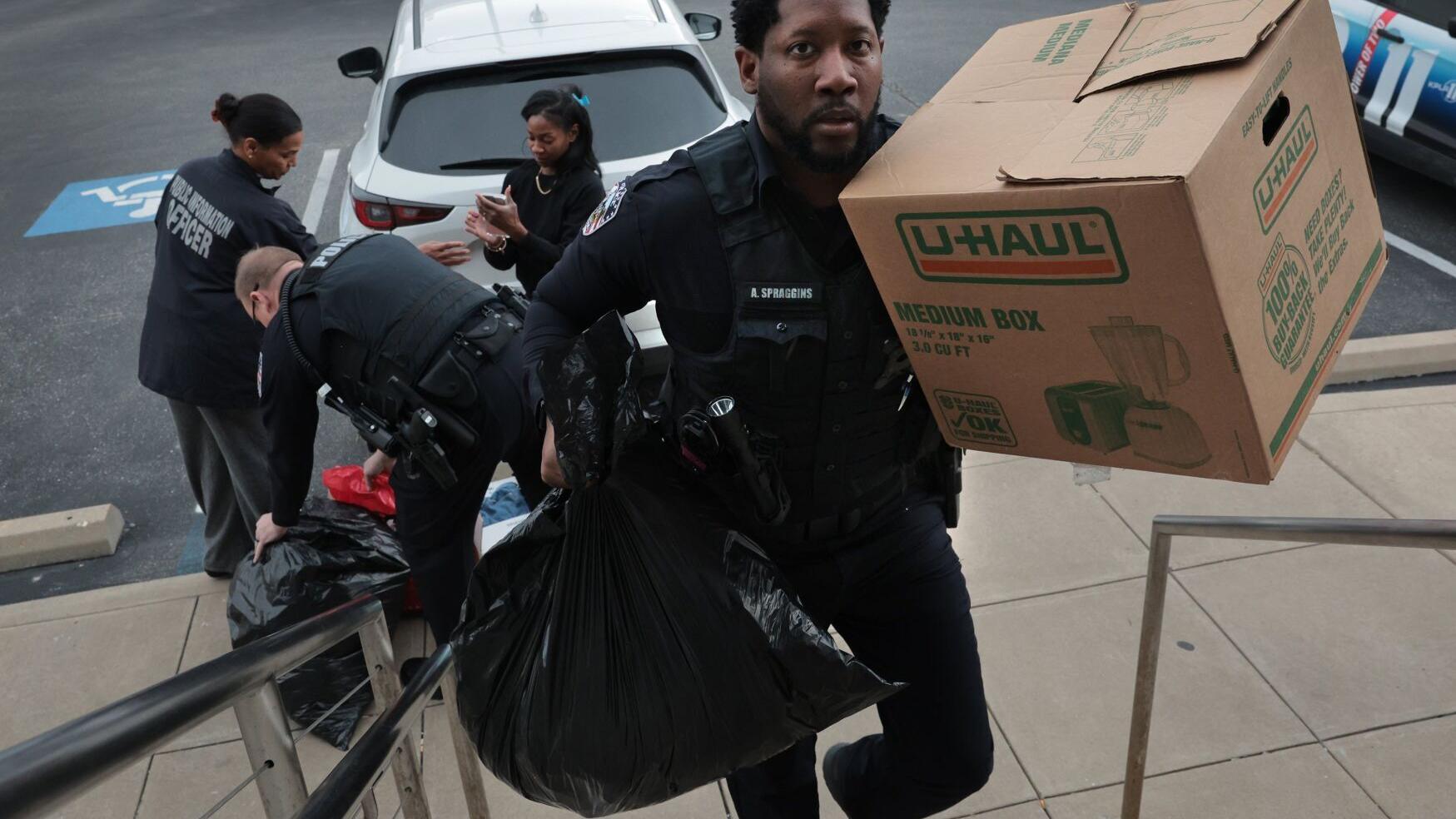 Mom of 5 killed by train on Christmas Eve; Ferguson police collecting donations